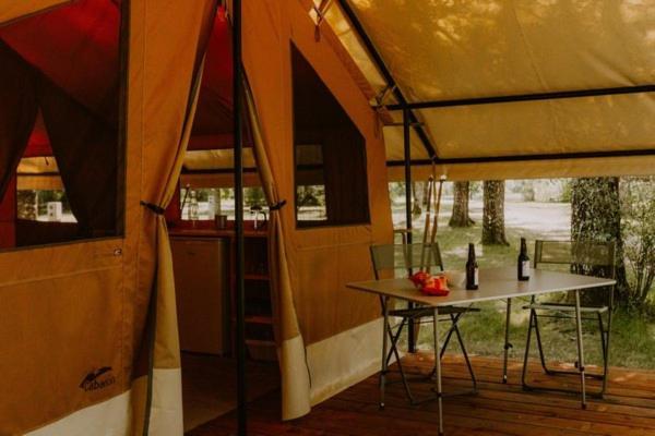Onlycamp Le Pont Romain Yvré-lʼÉvêque Екстериор снимка