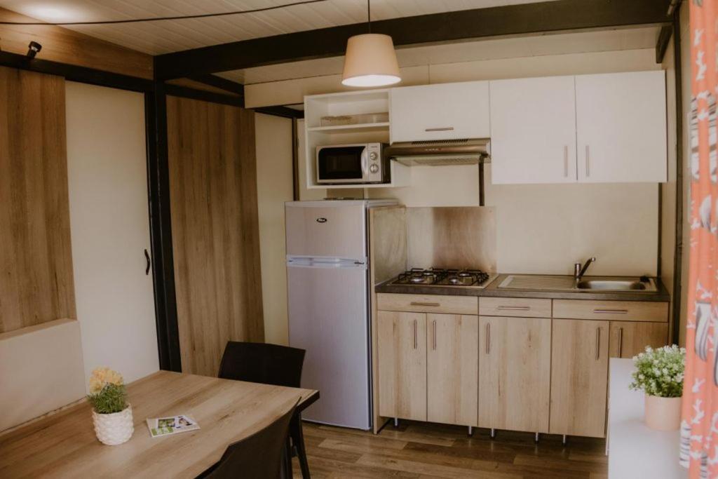 Onlycamp Le Pont Romain Yvré-lʼÉvêque Екстериор снимка